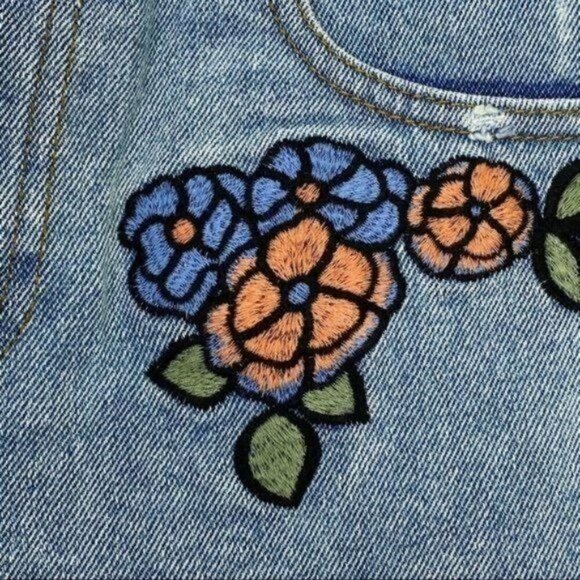 NWT DANCE & MARVEL High Waisted Shorts Cutoff Floral Embroidery M‎ - Picture 4 of 6
